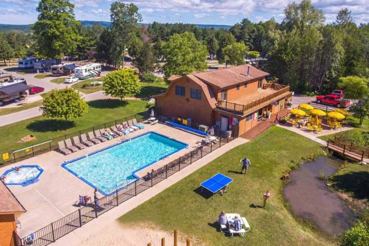 Mackinaw City campground with pool and ping pong table