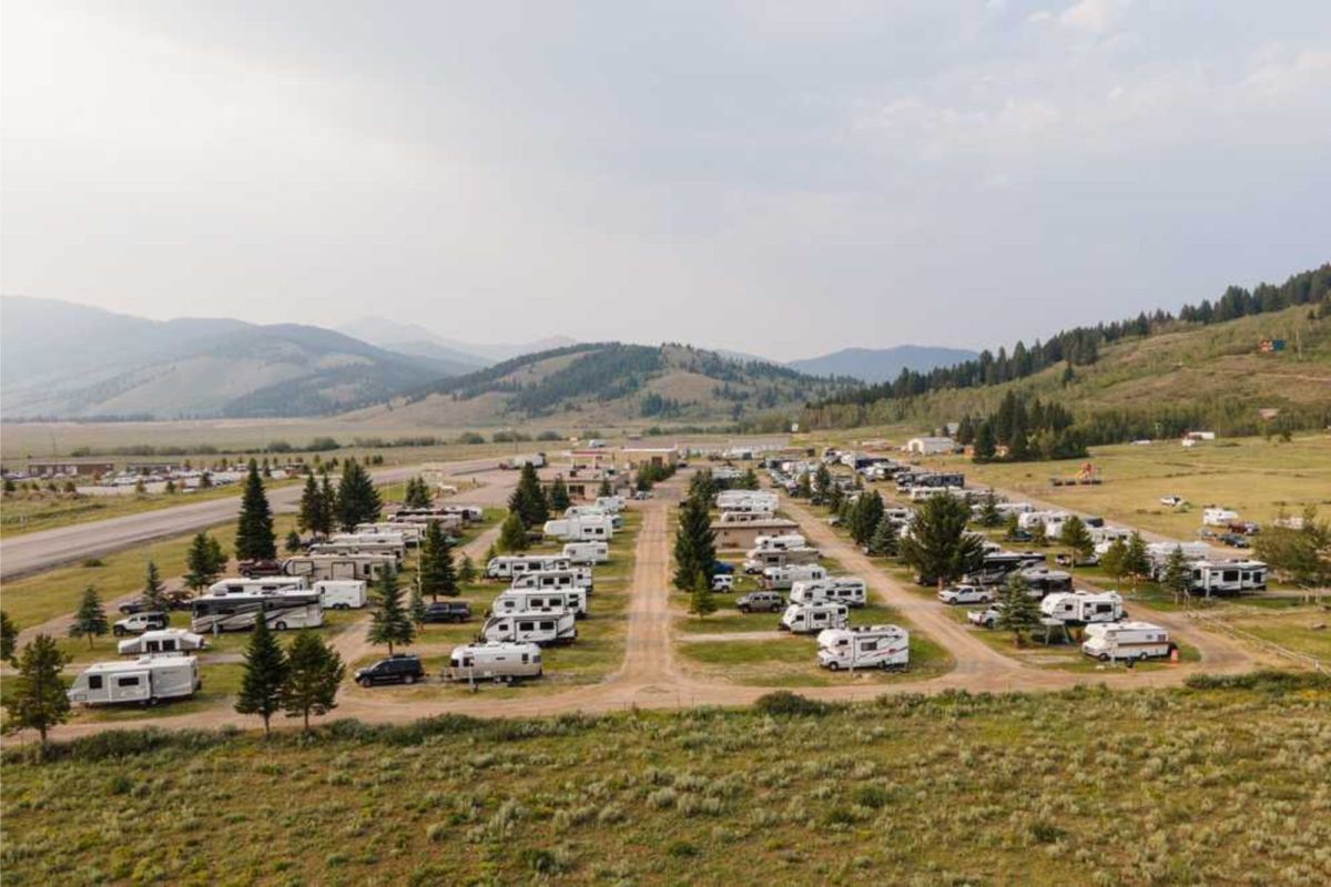 RVs parked in rows at one of the best places to camp in 2023 near mountainside