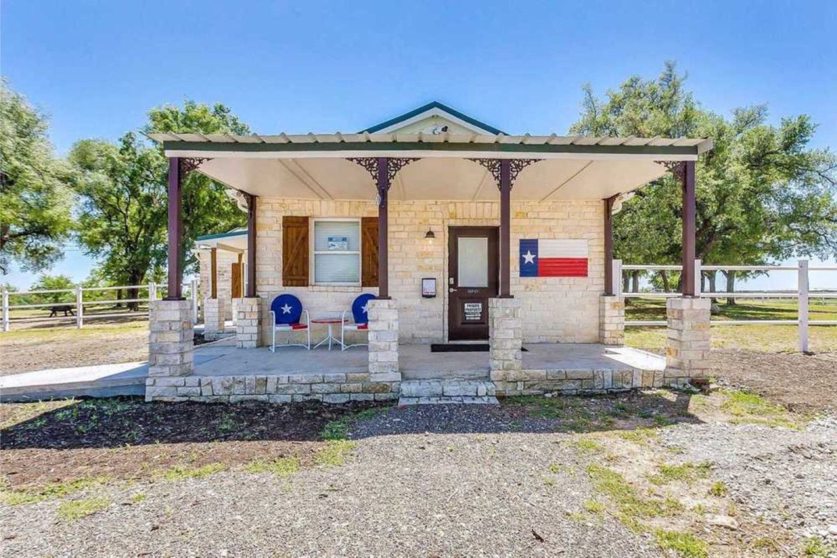 lodge building at Fort Worth campground with Texas flag and chairs decorated in Texas flag design