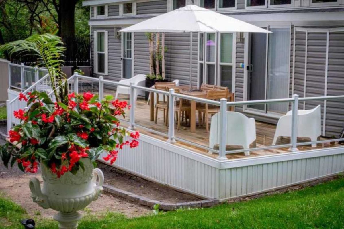 patio furniture in hotel-esque lodge at campground near Buffalo, NY