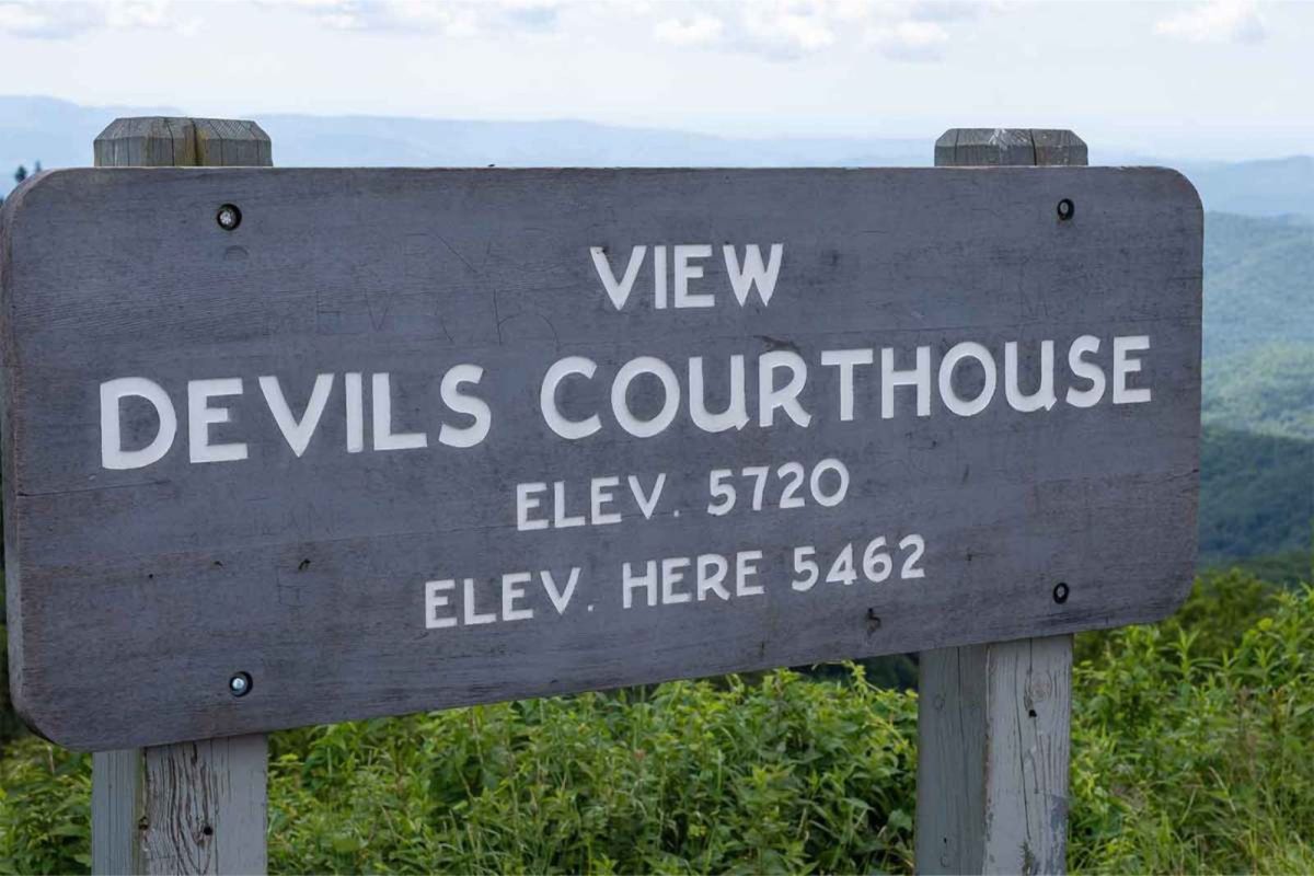 Devils Courthouse sign at hike near Asheville