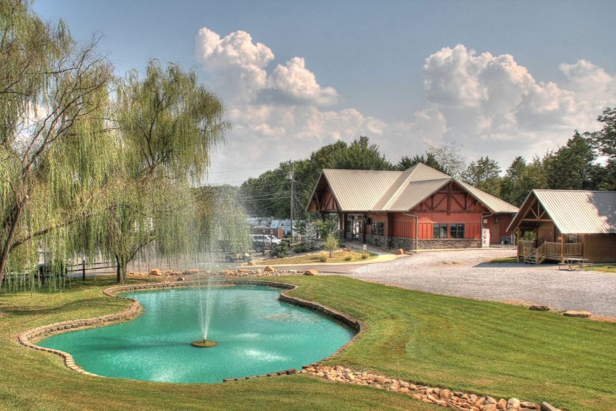 fountain and lodge at Sun Outdoors Pigeon Forge campground