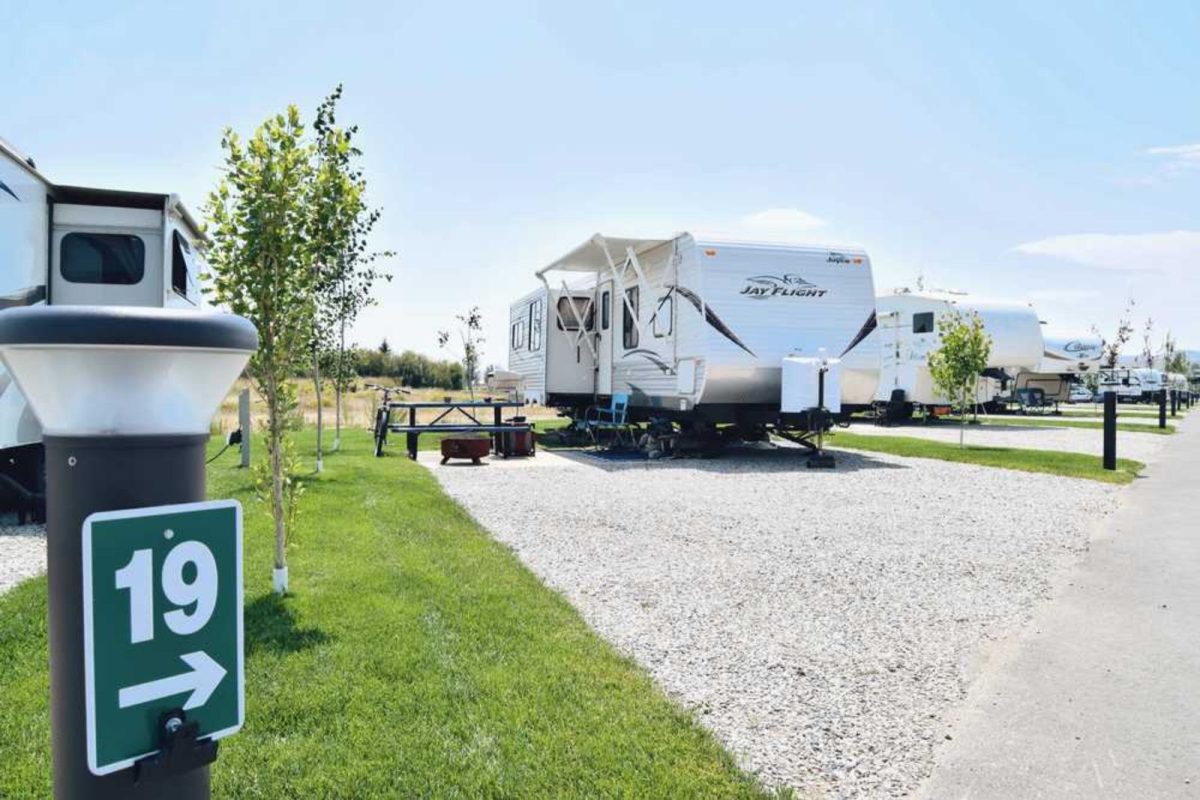 RVs parked in a row at Yellowstone Trail RV Park campground