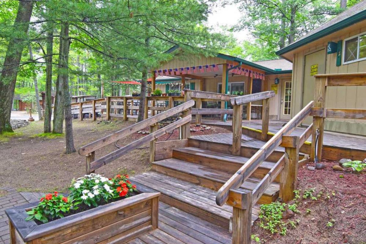 lodge and steps at Higgins Lake Campground, destination for July Fourth camping